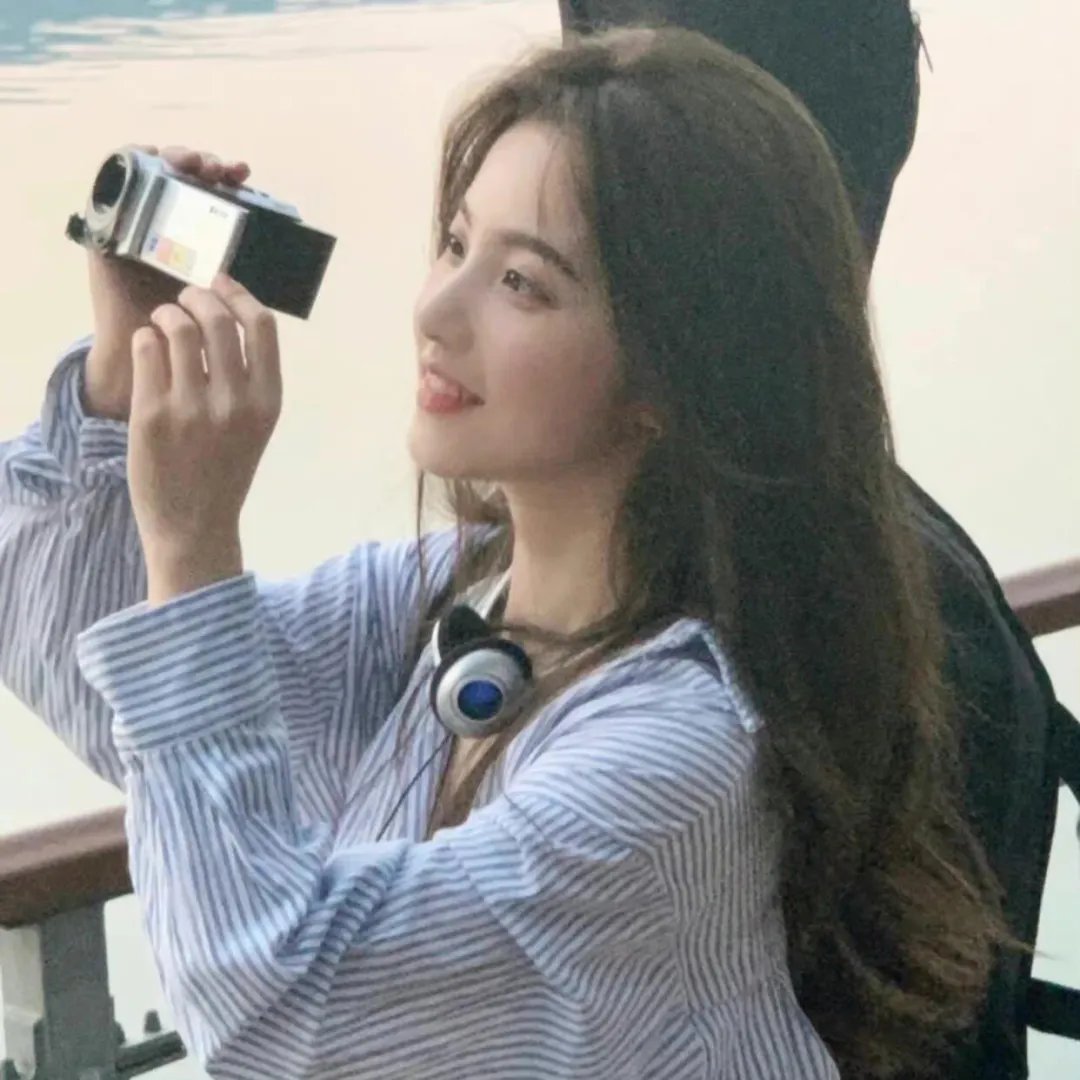 捡个锦鲤女宝全家被哄成翘嘴了